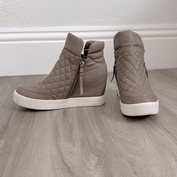 Steve Madden Linqs Hightop Wedge Sneaker - Picture 2 of 2